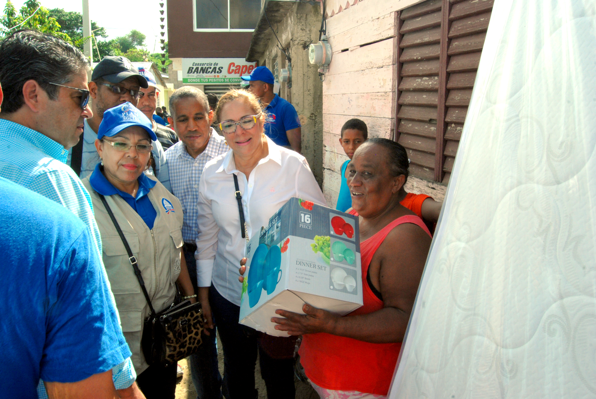  736 hogares en Moca y Cotuí fueron equipados por el Plan Social; atienden mil 120 personas en operativo médico