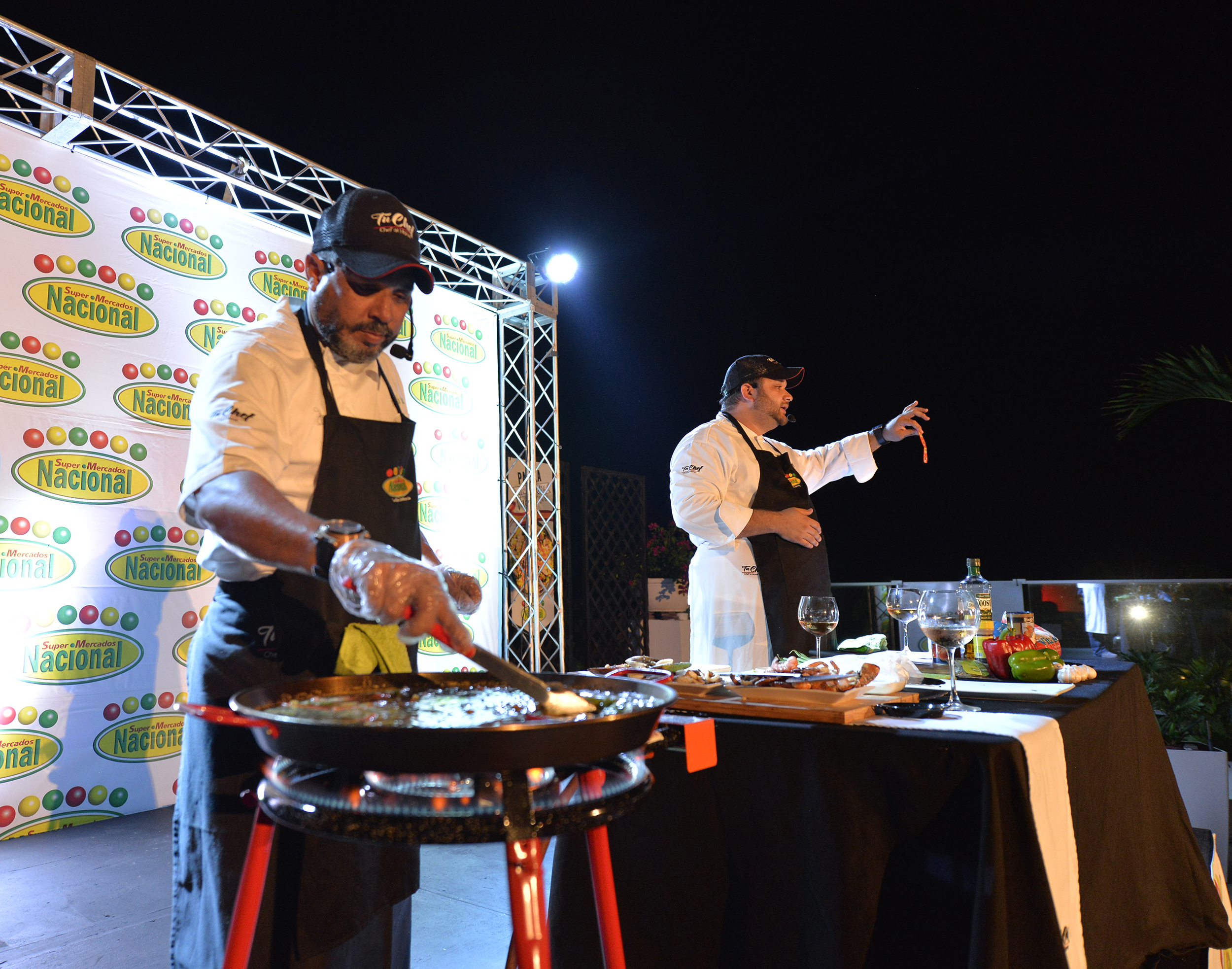  Supermercados Nacional deleita a clientes en  un cooking show de paellas con sabor a Valencia