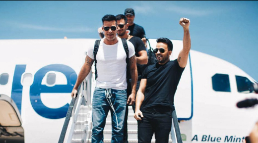  Avión con Ricky Martin y Luis Fonsi llega con insumos a Puerto Rico