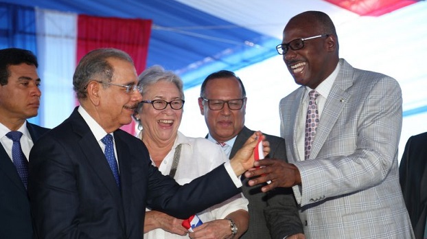  Presidente Medina entrega en San Isidro Centro de Atención Primaria para 223 mil beneficiarios *VIDEO