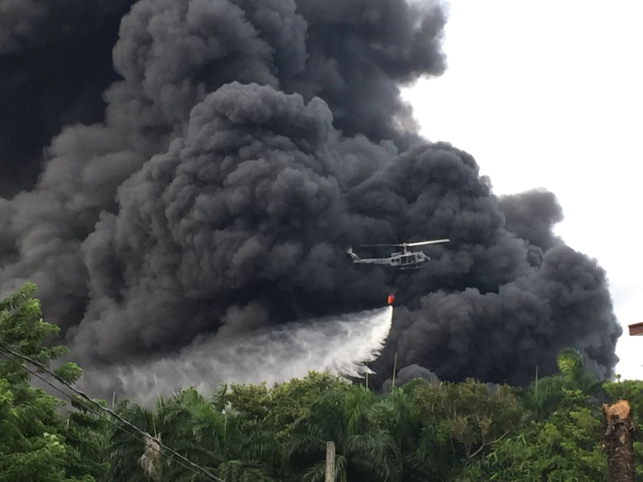  Helicópteros de la Fuerza Aérea de República Dominicana se suman a los operativos contra incendio de los depósitos de Plaza Lama