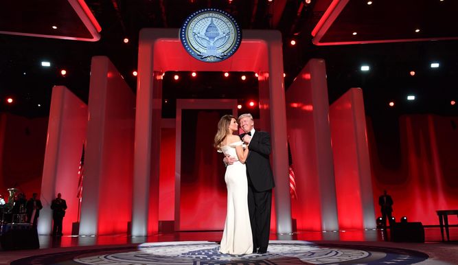  Melania Trump donará al Smithsonian su vestido del primer baile presidencial