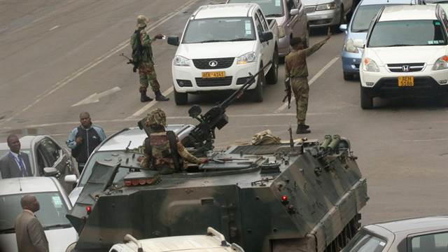  Crisis en Zimbabwe: los militares toman el poder y aseguran que Robert Mugabe está bajo custodia