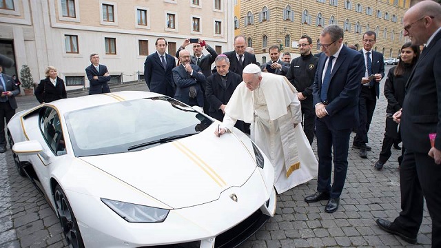  Le regalaron al papa Francisco un Lamborghini y lo subastó para caridad