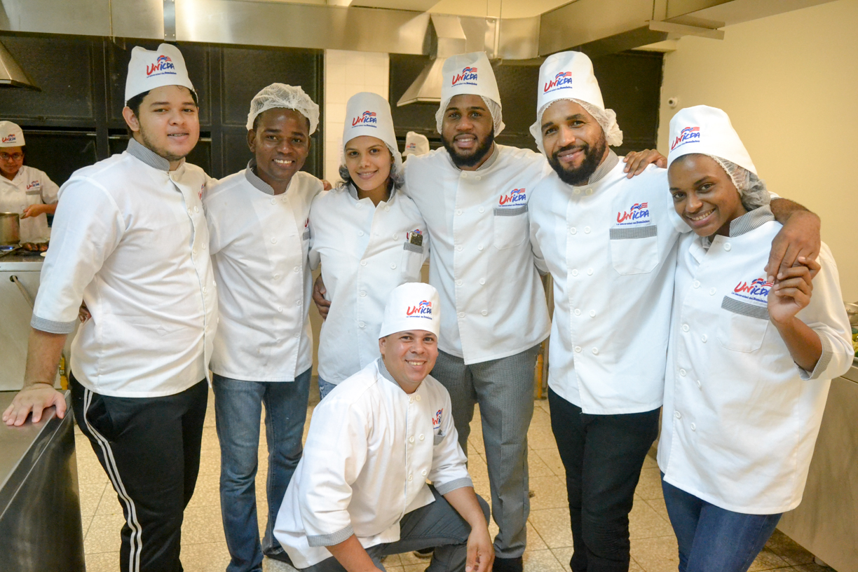  Estudiantes de Arte Culinario de UNICDA, presentan proyecto final