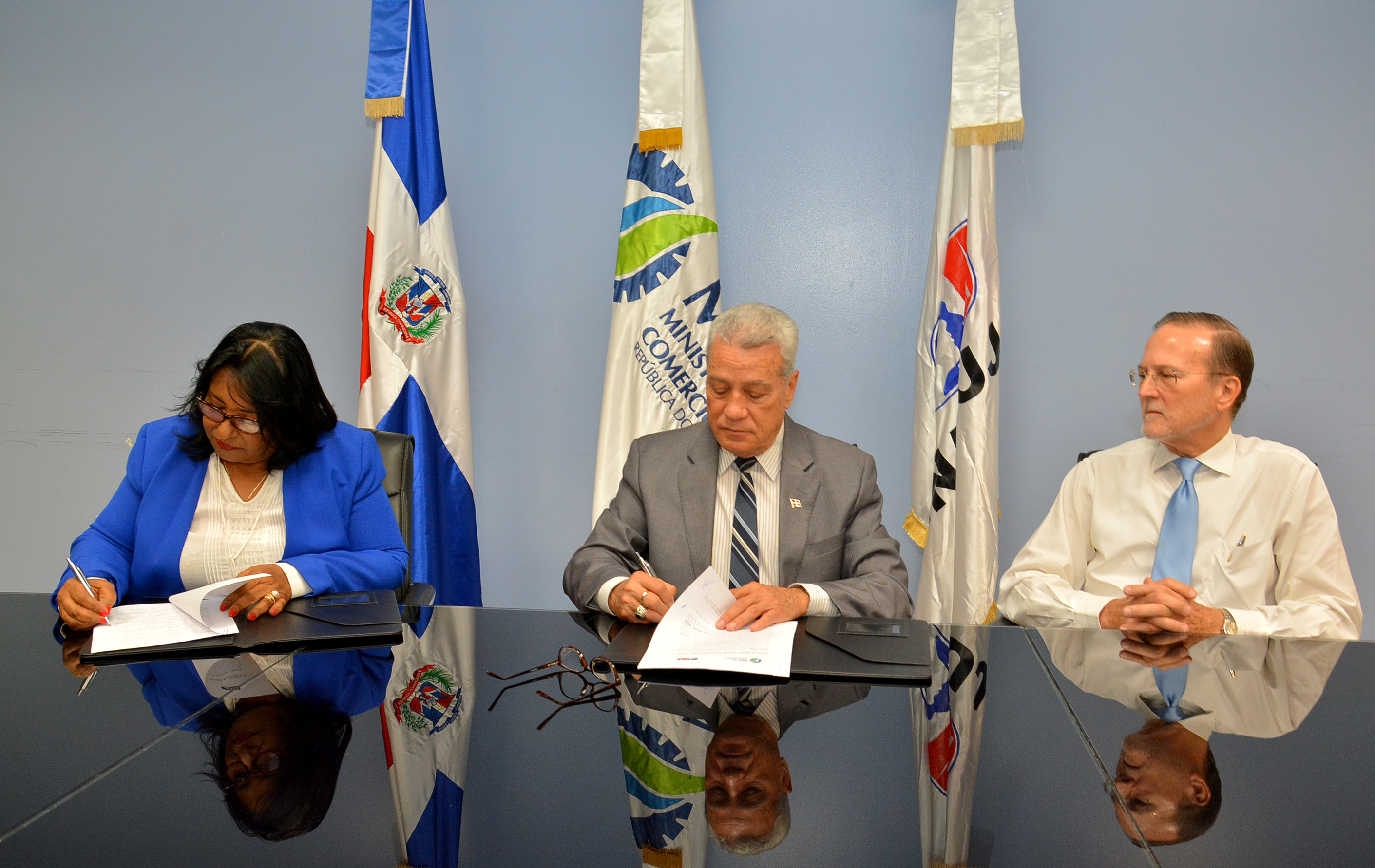  El MICM e INAGUJA firman convenio en favor de las mipymes