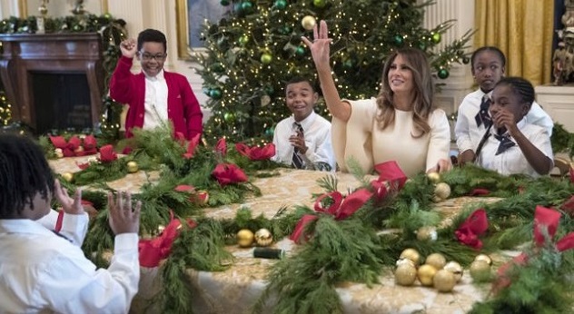  Melania Trump honra las tradiciones navideñas de la Casa Blanca, «¿Eres la Primera Dama?», preguntó un chico incrédulo