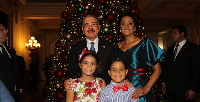  Palacio Nacional se viste de gala, familia presidencial enciende árbol de Navidad *Video