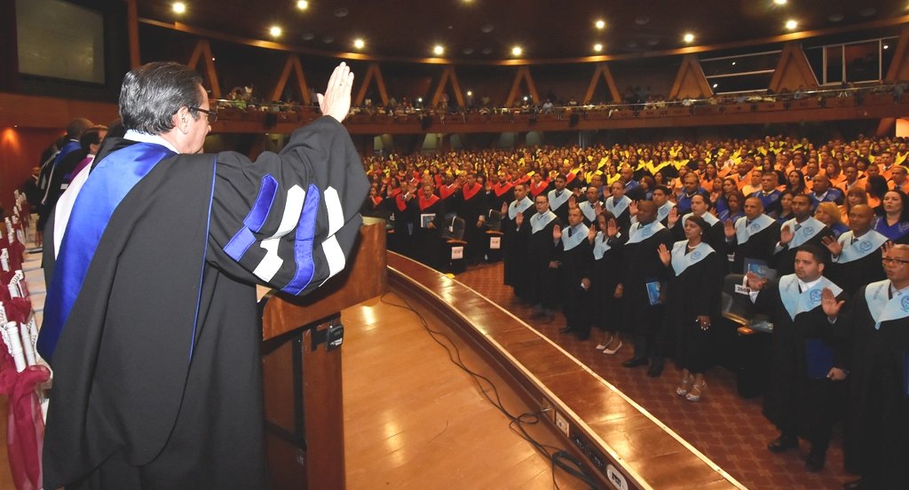  UASD gradúa 893 nuevos profesionales en postgrado