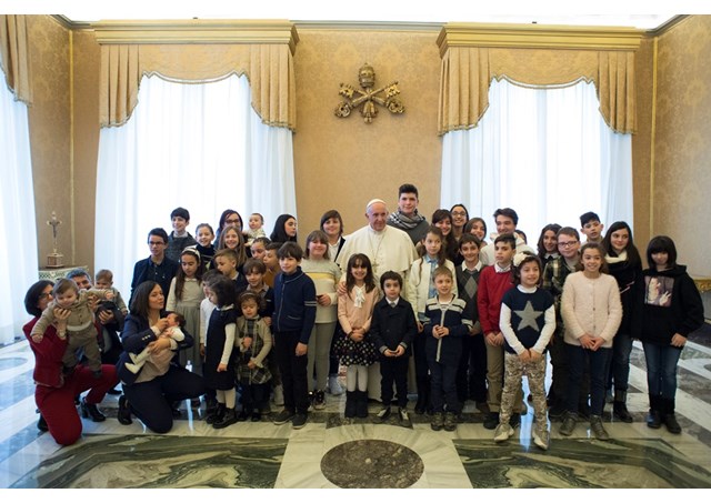  El Papa recibe a los chicos de la Acción Católica Italiana para las felicitaciones navideñas