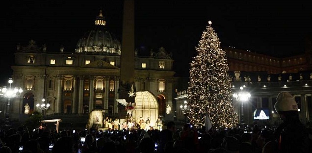  Vaticano enciende las luces del Pesebre y del Árbol de Navidad en Plaza de San Pedro