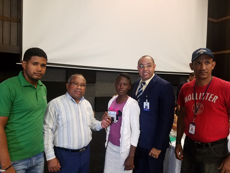  Estudiantes UASD Barahona reciben tarjeta de crédito del MESCyT