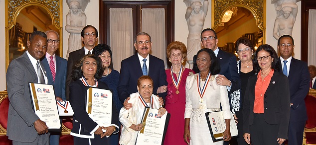  Presidente Danilo Medina impone medalla a la excelencia magisterial a cuatro maestras y dos centros educativos