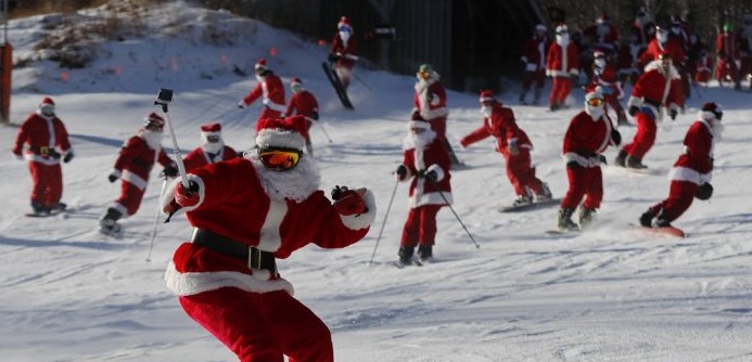  Santa Claus se pone los esquíes por una buena causa