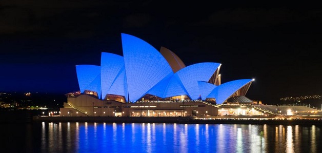  Iluminan de azul a 24 edificios emblemáticos en todo el mundo para celebrar el Día de los Derechos Humanos