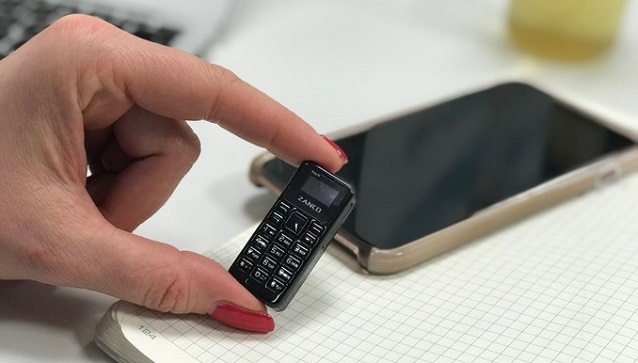  El Tiny T1 es el celular más pequeño del mundo, similar a una ficha de dominó
