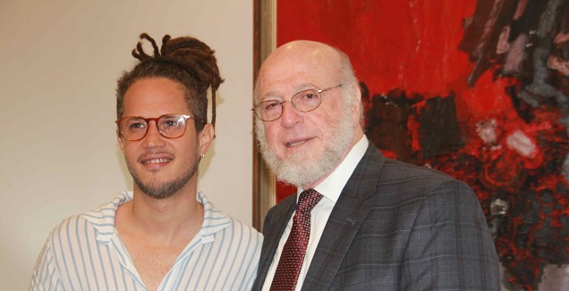  Ministro Pedro Vergés recibe la visita del ganador de tres premios Grammy Latino, Vicente García