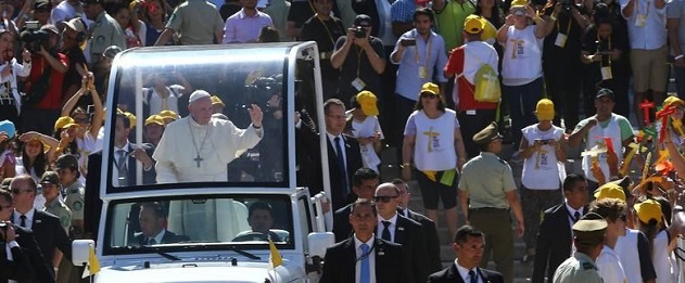  El papa Francisco se bajó de su papamóvil para ayudar a una policía herida *Video