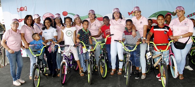  Cientos de  niños reciben juguetes del Comité de Esposas de Oficiales de la Fuerza Aérea Dominicana por Día de Reyes
