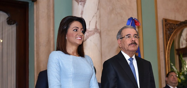  Danilo Medina recibe saludos de Año Nuevo con mucho entusiasmo; lo acompaña Cándida Montilla *Video
