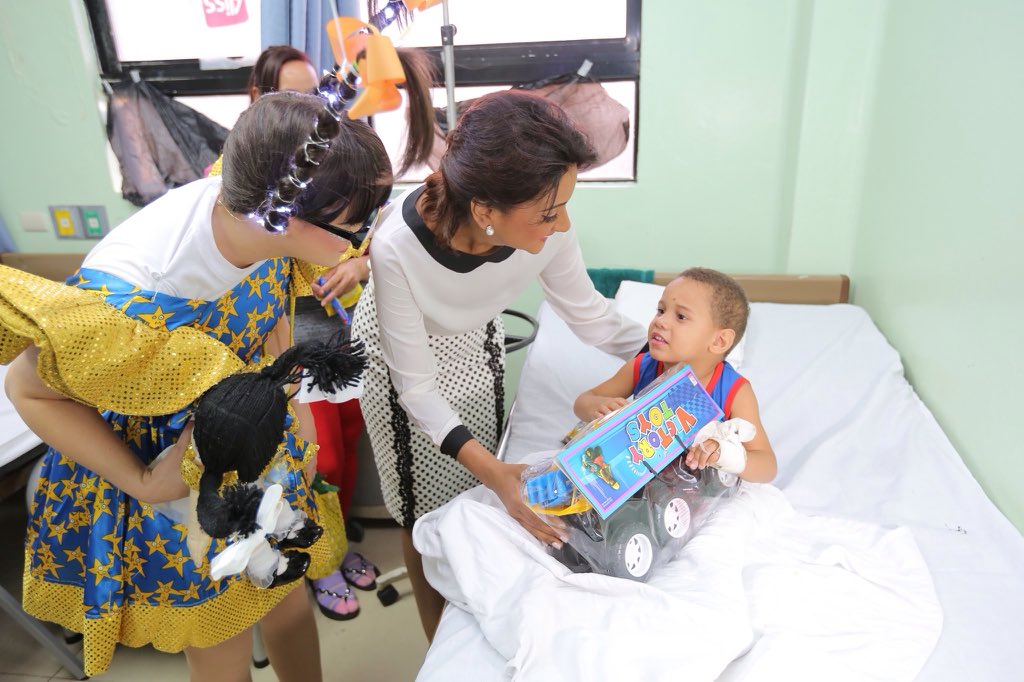  Primera Dama entregó este sábado juguetes a niños y niñas del hospital Robert Reid Cabral  por el Día de los Santos Reyes