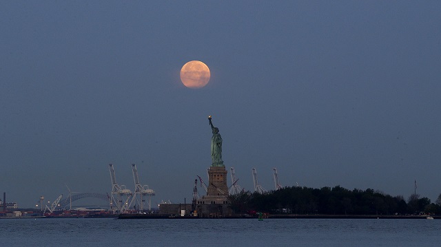  Millones de personas disfrutaron este miércoles del evento sin precedentes de la Superluna Azul de Sangre