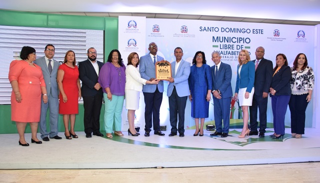  Declaran municipio de Santo Domingo Este libre de analfabetismo