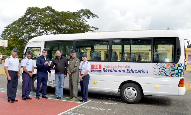 Ministerio de Educación dona 2 autobuses a la Fuerza Aérea de República Dominicana, FARD