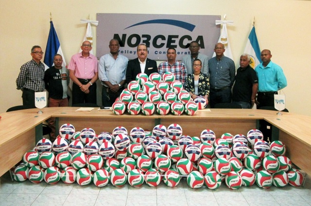  NORCECA y la Molten donaron 450 balones a FEDOVOLI