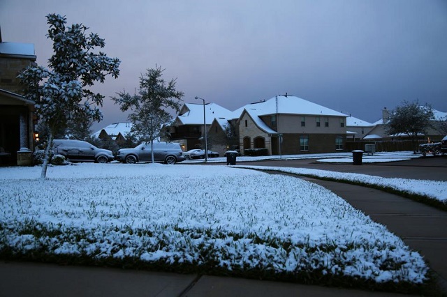  Tormenta invernal azota a Houston, piden a la ciudadanía evitar salir de casa