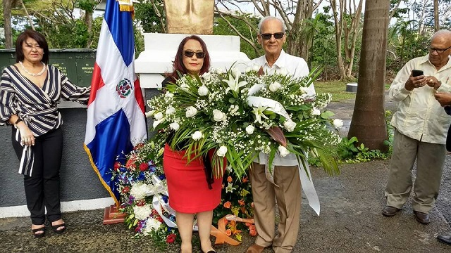 Ofrenda floral Puerto Rico AplatanaoNews