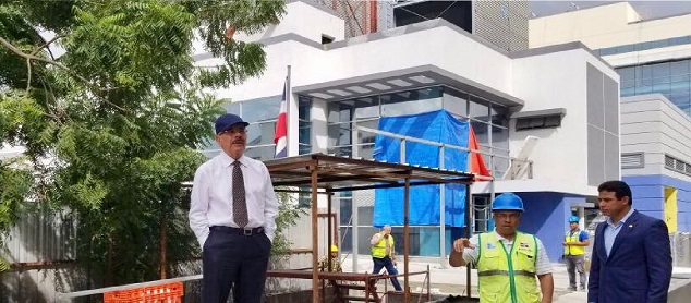  Danilo observa avances en la construcción Ciudad Sanitaria Luis Eduardo Aybar