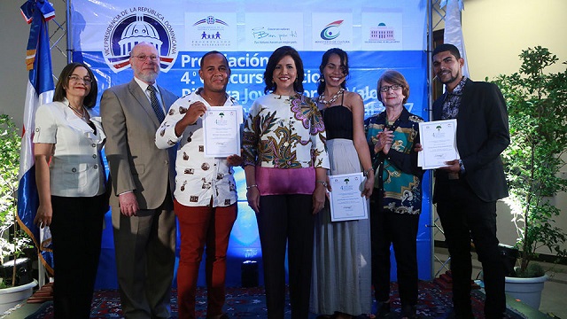  Vicepresidencia entrega premios concurso Pintura Joven por los Valores
