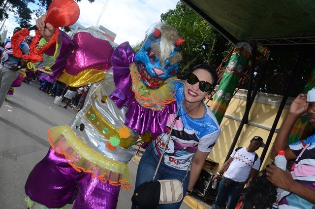  Carnaval de La Vega: Emocionante, seguro, alegre y colorido