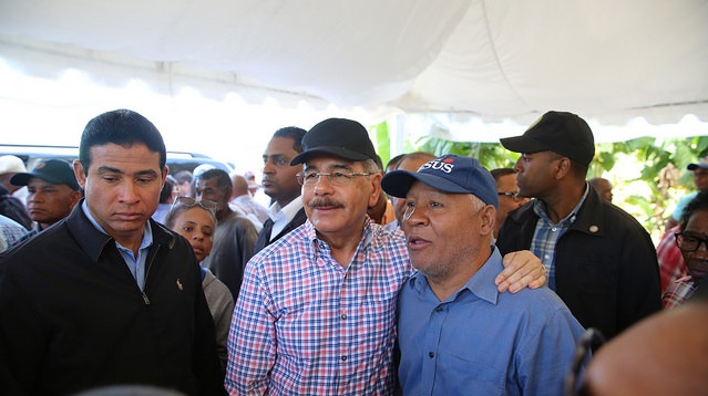  En su vista sorpresa 196, Presidente Danilo Medina lleva apoyo productores pitahaya Vicente Noble. Garantiza convertirlos en clase media  *Video