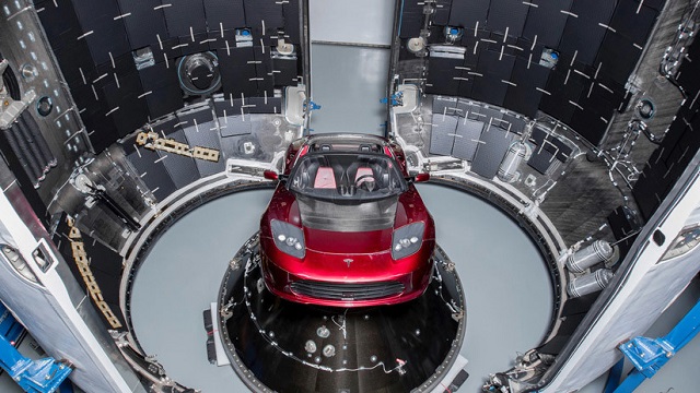 Hecho en la tierra por humanos, es la frase que lleva el carro Tesla Roadster rojo enviado al espacio
