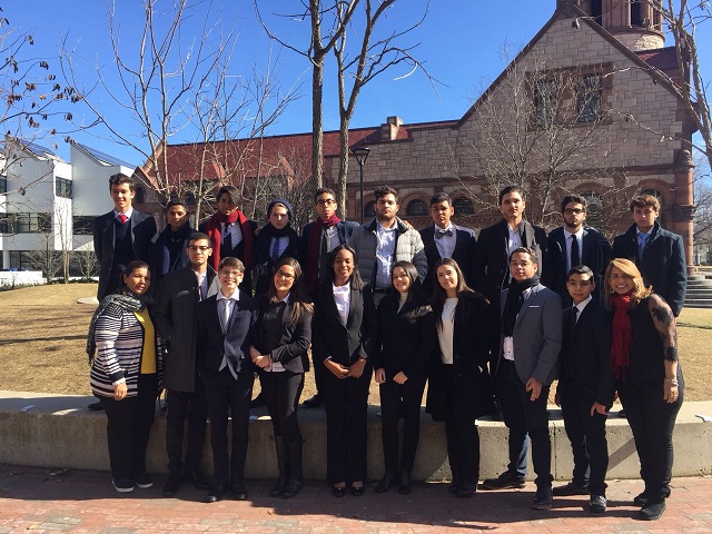  Estudiantes de Ashton School sobresalen durante debate en Harvard