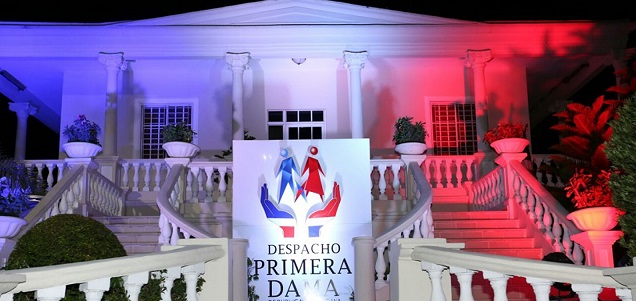  De rojo, azul y blanco se iluminó el despacho de la Primera Dama en conmemoración al Mes de la Patria