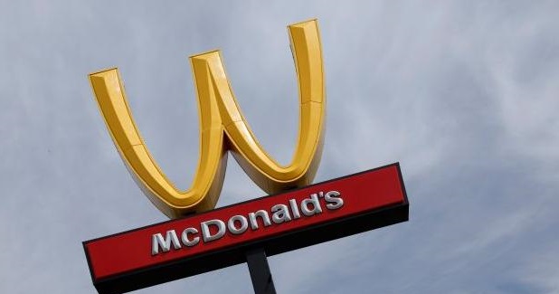  McDonald’s le da vuelta a su logo y todos se preguntan por qué?