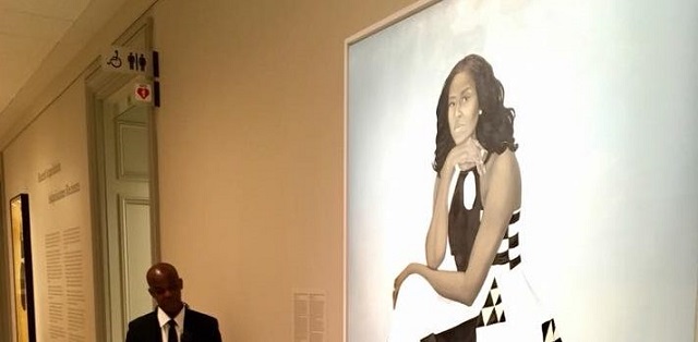  Reacción de pequeña niña al ver pintura de Michelle Obama se vuelve viral