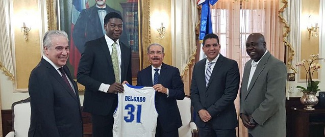  Presidente Danilo Medina recibe a basquetbolista dominicano Ángel Delgado