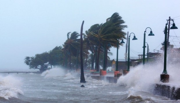  Enormes olas azotan Puerto Rico; el mar inunda calles