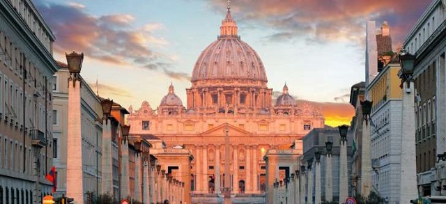 El Vaticano acusa al exdirector de su banco de malversación