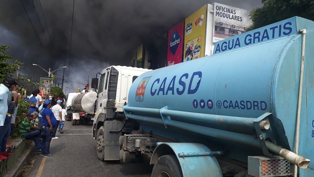  CAASD brinda total apoyo para sofocar incendio en almacén de avenida Independencia