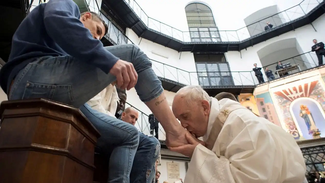  El Papa Francisco lava los pies a 12 presos y alienta a servir más a los odiosos y malvados