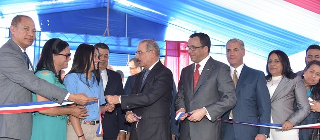  Presidente Danilo Medina entrega dos modernos centros educativos en La Vega