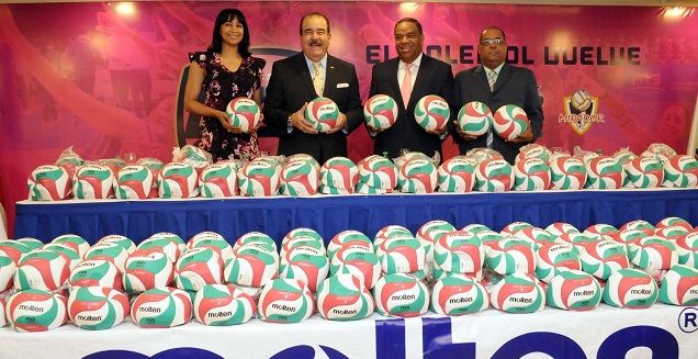  Cristóbal Marte entrega a Danilo Díaz segunda partida de 1,000 balones de voleibol
