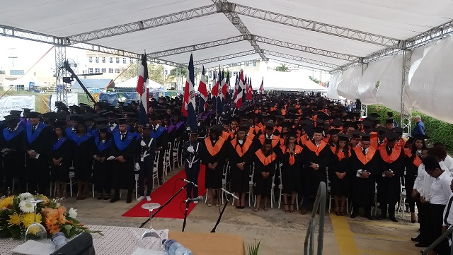  Universidad Dominicana O&M inviste 719 nuevos profesionales en recinto La Romana
