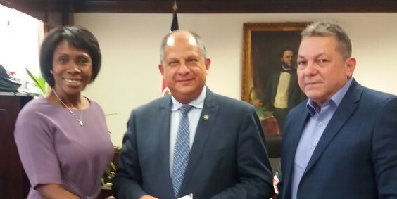  Mireya Luis recibida por presidente Costa Rica como Embajadora Buena Voluntad de NORCECA