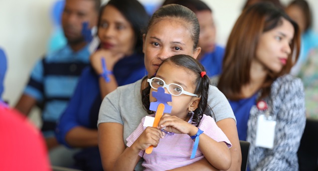  Despacho Primera Dama orienta a padres en el CAID San Juan en convivencia hijos con autismo